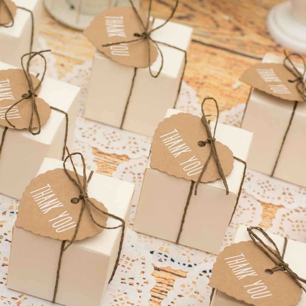 Cajas de regalo para parejas de boda con la etiqueta de gracias