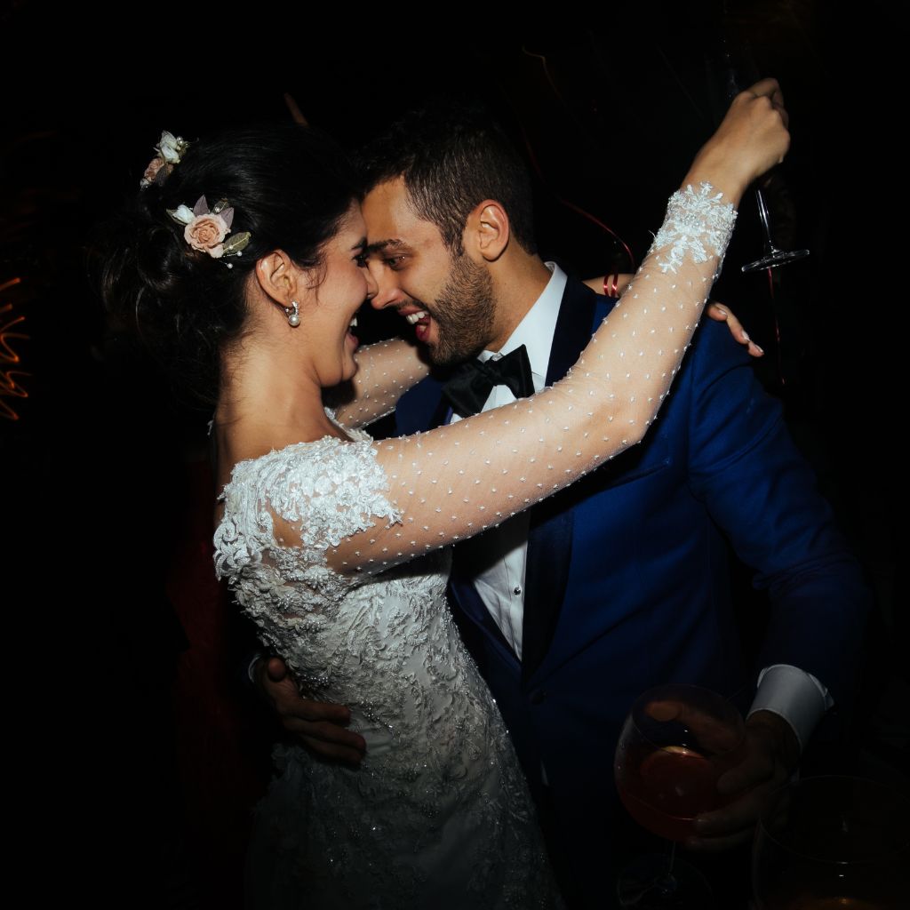 novia y novio mirandoce fijamente mientras sonrien en su boda