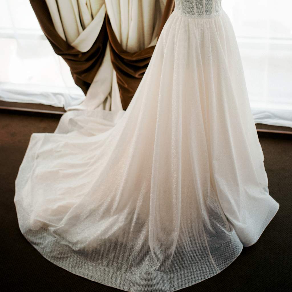 cola de vestido de novia blanco expuesto en salón de eventos