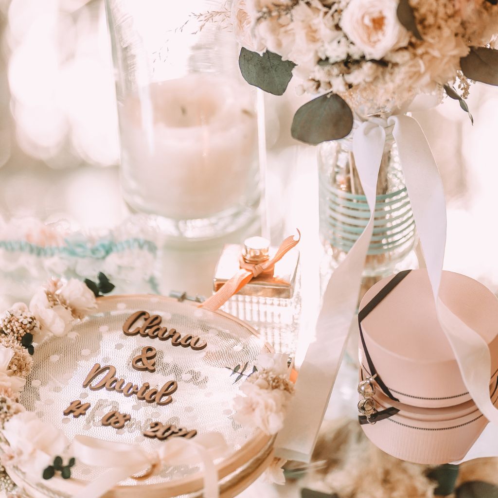 Nombres en madera con detalles para boda en tonos rosados
