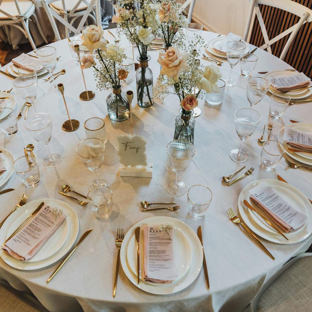 foto de menú de bodas con decoración y flores