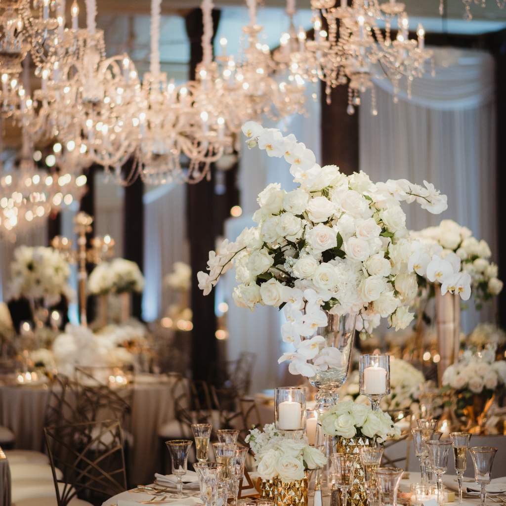 salón de boda express decorado en colores blancos