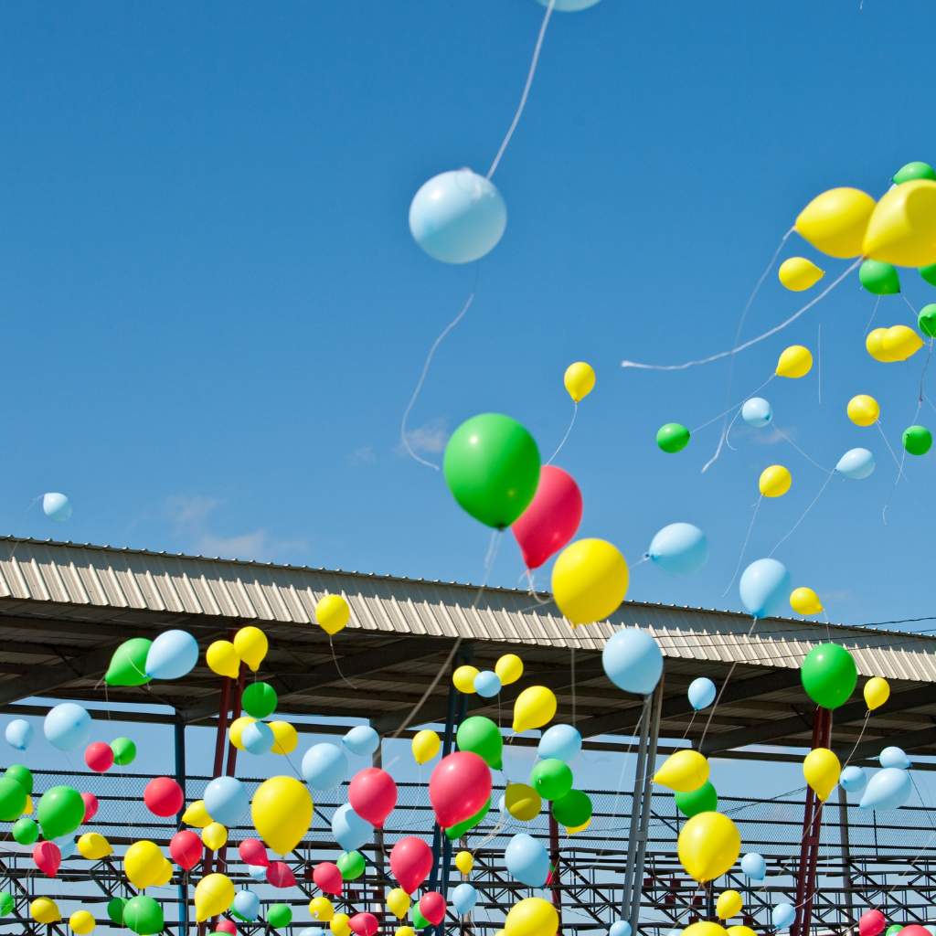 globos volando en una suelta de globos en una boda