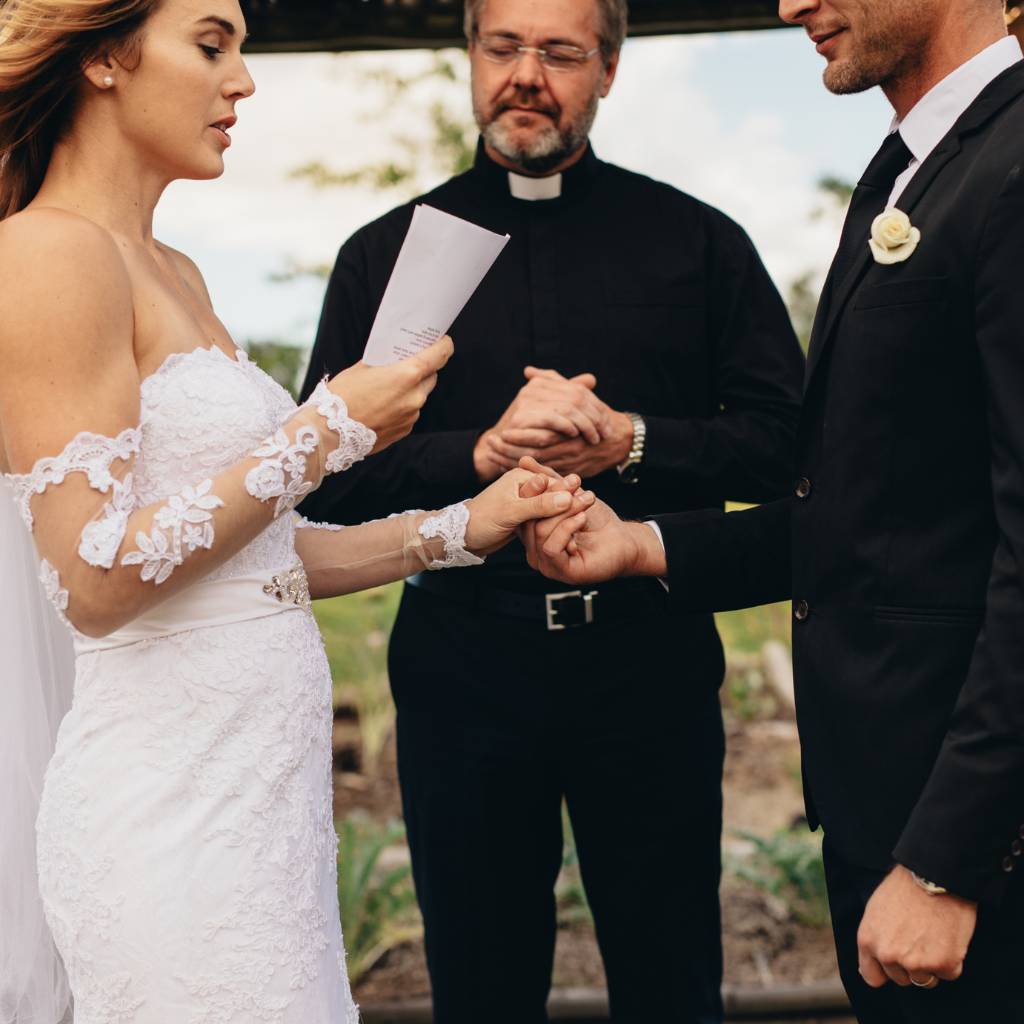 novia diciendo los votos a sus novios