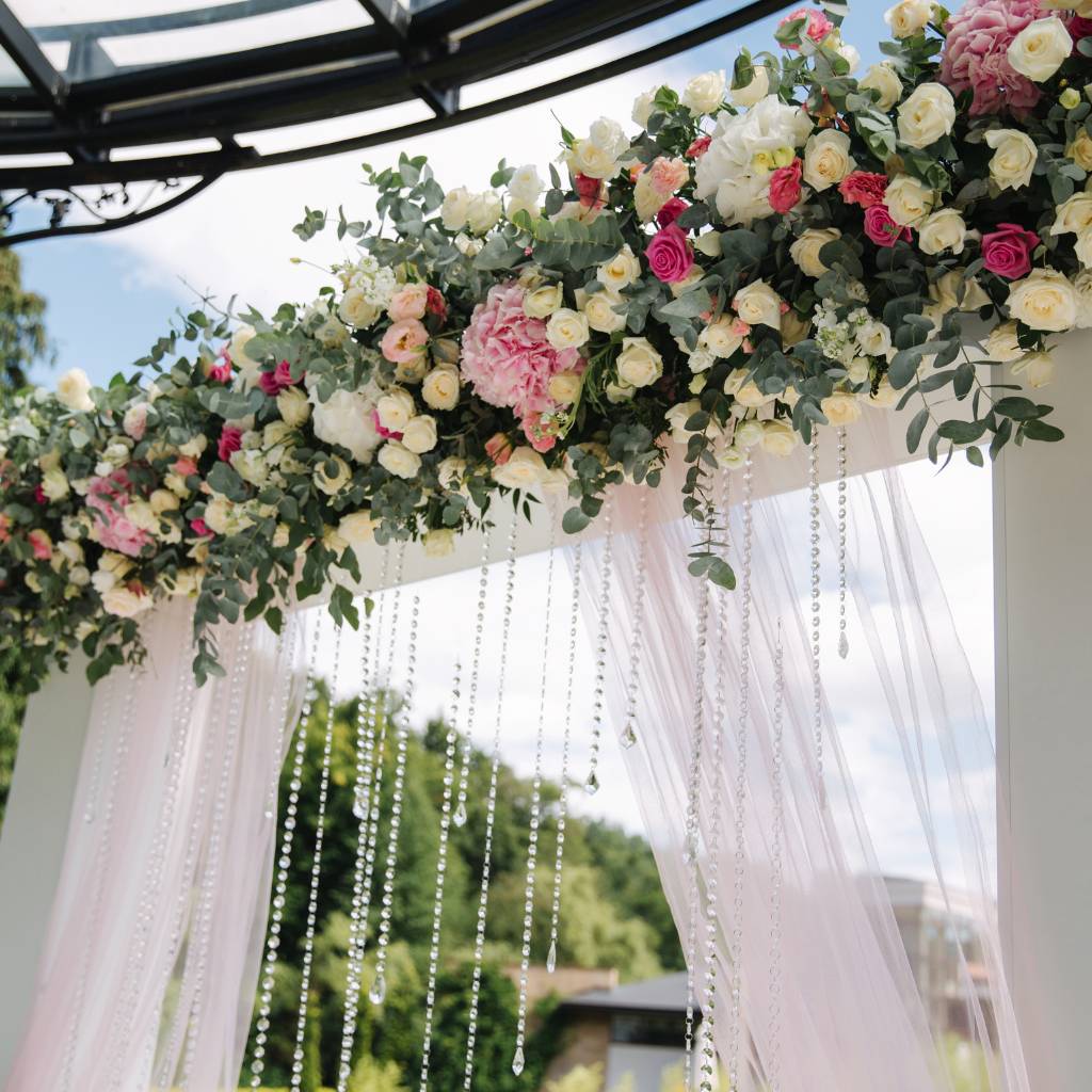 altar de boda decorado con flores
