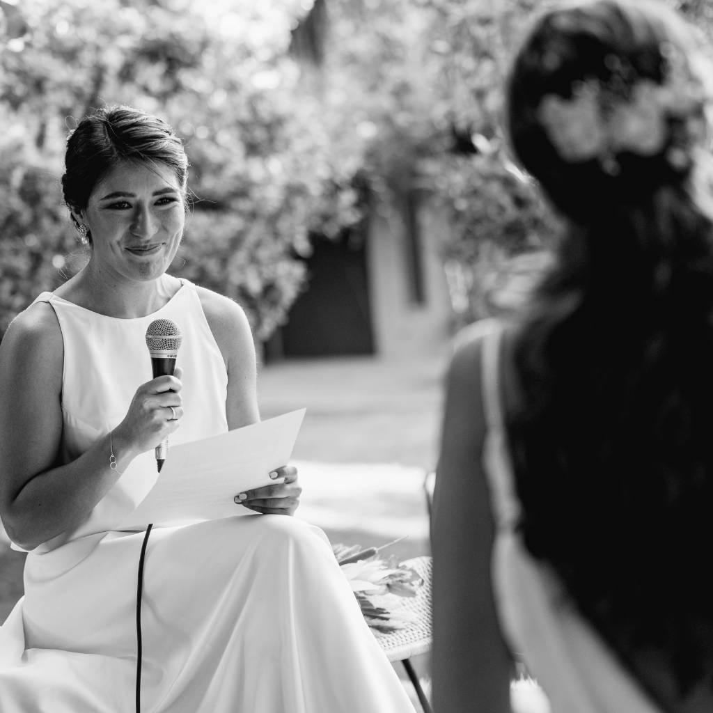 mejora amiga dando el discurso en la boda de su amiga