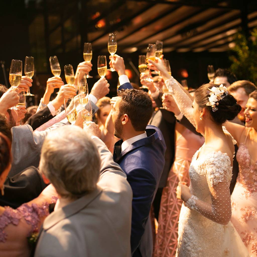 novios e invitados festejando en una boda divertida