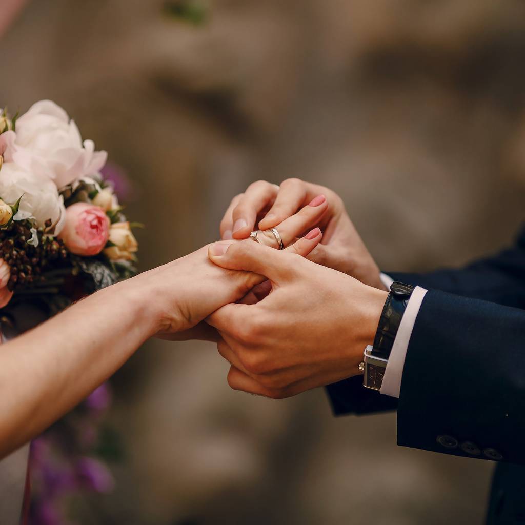 novio colocando el anillo en el dedo de su novia