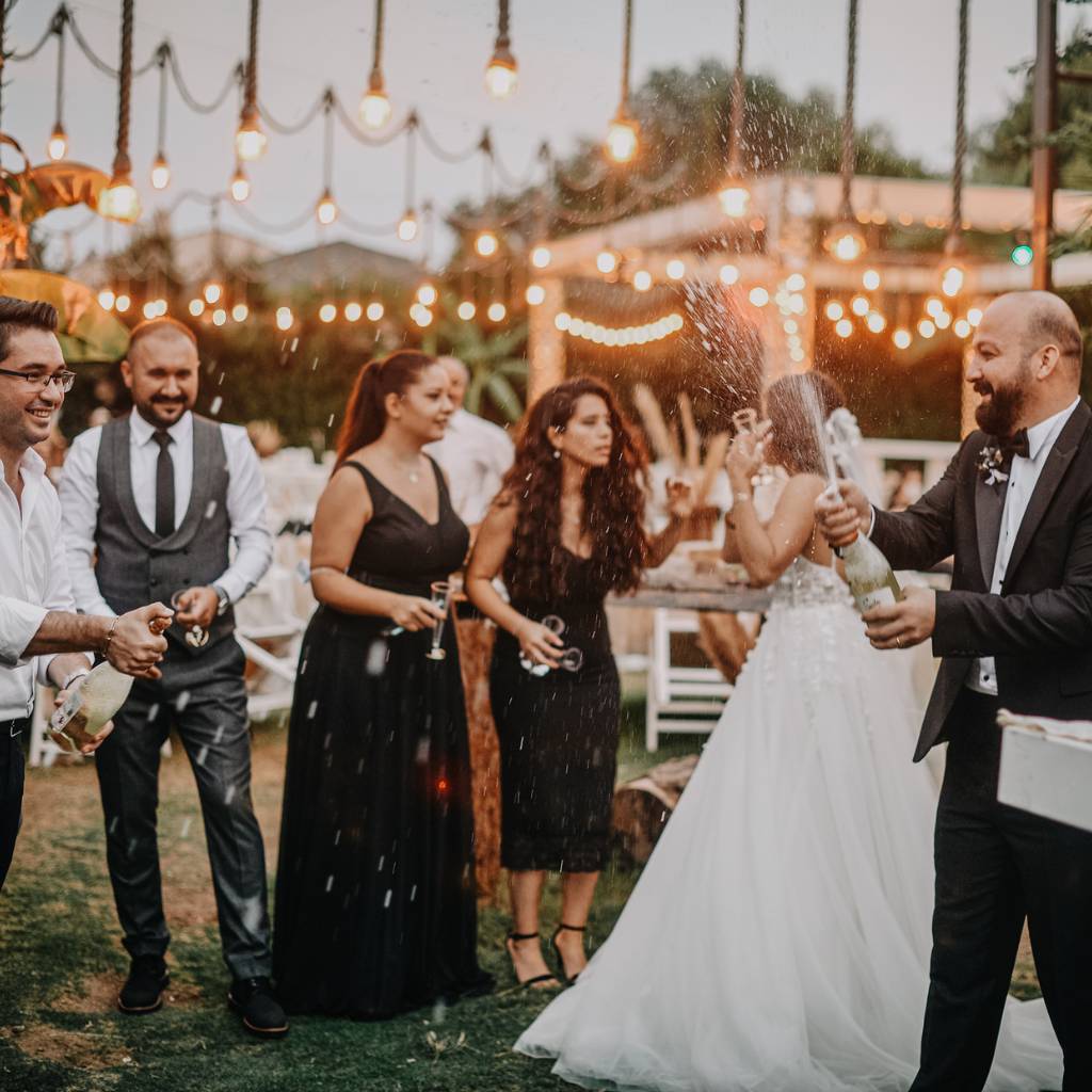 novios y amigos festejando escuchando la música en su boda