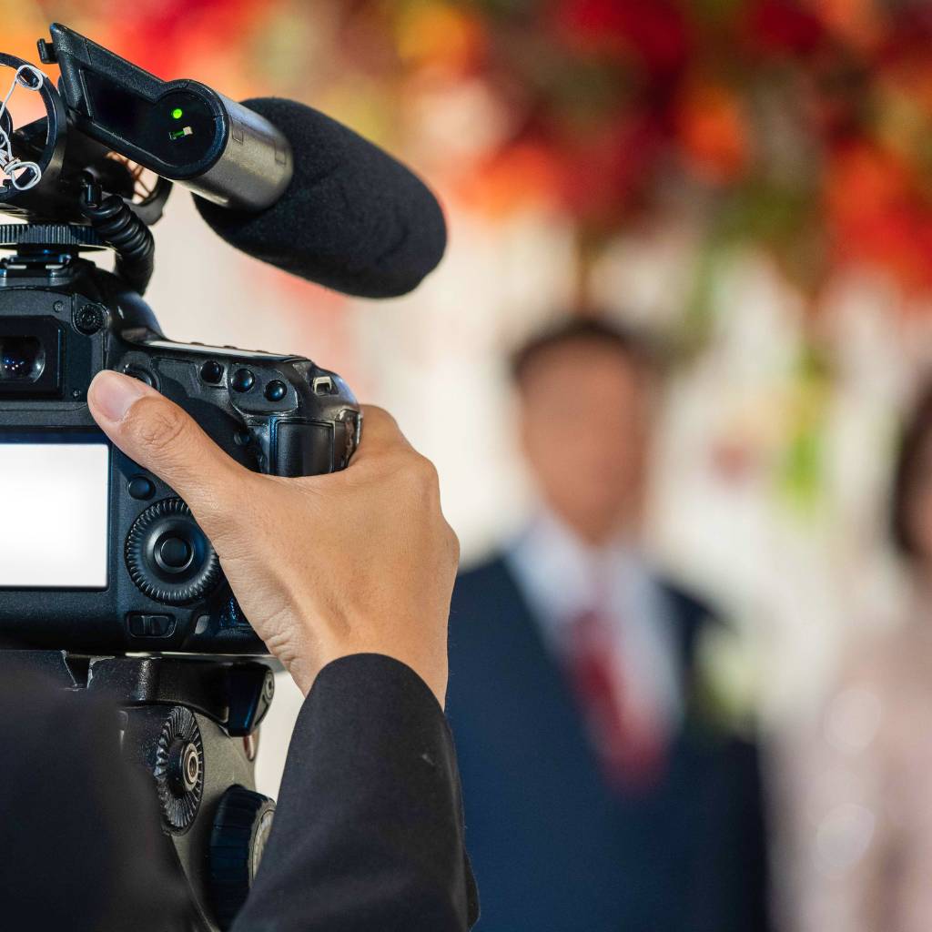 Profesional grabando una pelicula de boda