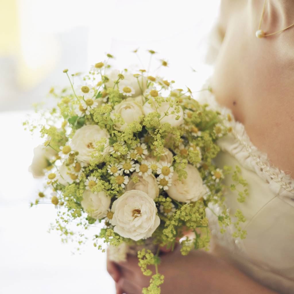 novia sosteniendo un ramo en su boda