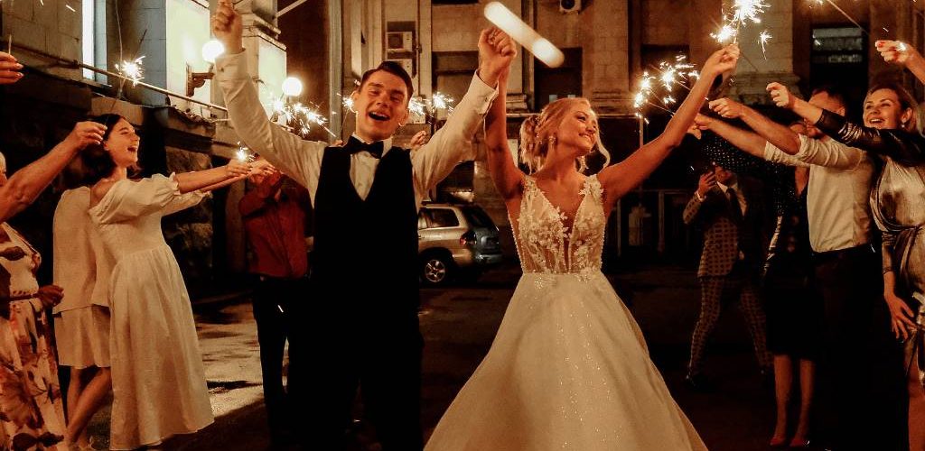 novio y novia festejando y bailando con sus compañeros de trabajo en su boda