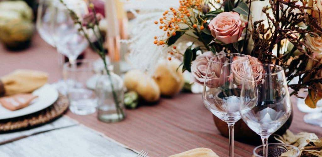 mesa de boda decorada siguiendo la guía de cómo organizar una mesa de boda
