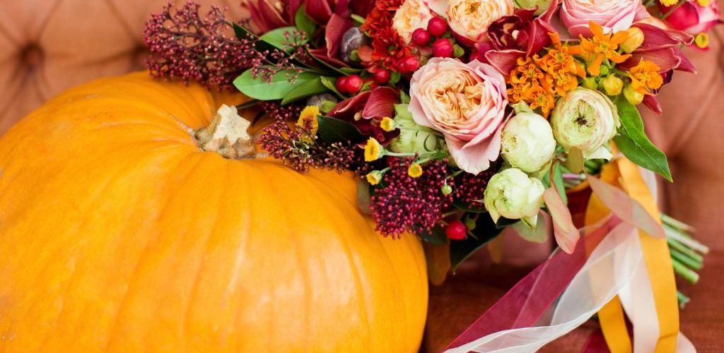 ramo de flores con calabaza en boda de otoño