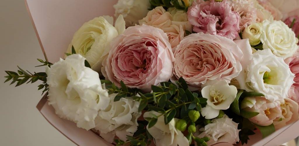 ramos de flores de rosas y flores blancas